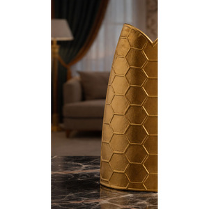 Magnifique vase doré à motif hexagonal unique en forme de nid d'abeille, silhouette conique et bord festonné pour une décoration de luxe - Product Image 6