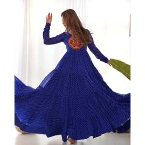 Hermoso Vestido Anarkali con Estampado Laheriya, Tela de Chifón, Silueta en A, Cintura Imperio - Product Image 3