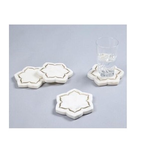 Juego de posavasos de mármol con soporte de latón para un almacenamiento organizado y una presentación elegante en la mesa de comedor. - Product Image 6