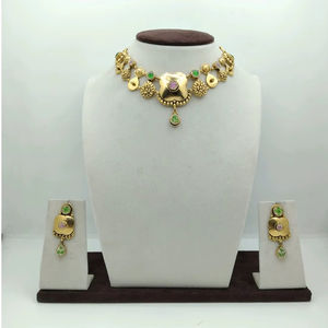 Ensemble collier ras-de-cou élégant en argent avec pierres vertes et roses, plaqué or, design traditionnel et boucles d'oreilles assorties pour mariage - Product Image 1