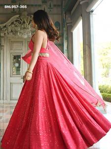 Hermoso Conjunto de Blusa y Lehenga en Georgette con Bordado de Hilo y Lentejuelas, Corte en A, Color Rosa Coral, con Flecos de Perlas, Moda Femenina - Product Image 4