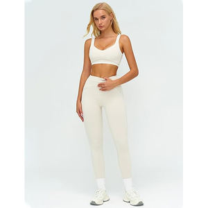 Conjunto de Yoga para Mujer: Leggings Acampanados de Punto Suave y Sujetador Deportivo con Cuello en V Profundo y Laterales Fruncidos, Colección Lifestyle de Nylon y Spandex - Product Image 5