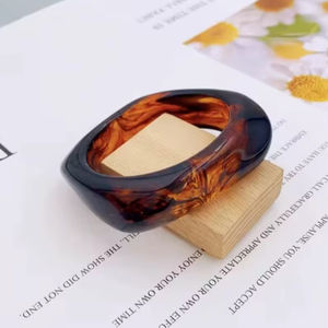 Bracelet en résine multicolores au design unique - Bijoux faits à la main en Inde par HANNAN HANDICRAFT - Product Image 1