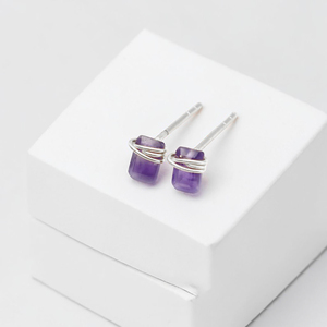 Boucles d'oreilles clous minimalistes élégantes en améthyste, en laiton avec finition argentée, vente en gros 2026, art portatif fait main pour femmes - Product Image 2