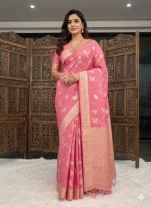 Sari de Seda Banarasi de Lujo con Diseño Floral Tejido con Hilo Dorado, Sari Tradicional Indio para Bodas con Pallu y Blusa Elegantes - Product Image 2