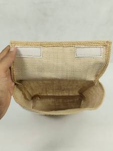Bolsa de Yute Natural Ecológica y Portátil con Cierre de Solapa Plegable para Empaque de Regalos, Almacenamiento de Joyería y Empaque Promocional - Product Image 4