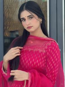 Robes Anarkali Punjabi à la mode, designs personnalisés, vêtements indiens et pakistanais, vêtements traditionnels brodés pour femmes, tenues de fête. - Product Image 5