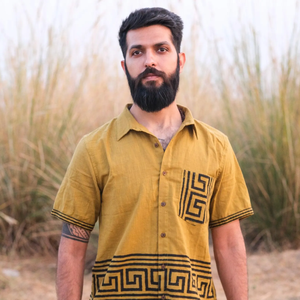 Camisa de Manga Corta para Hombre en Color Amarillo Mostaza de Algodón Khadi Puro con Diseño de Borde con Motivo Geométrico Griego Estampado a Mano - Product Image 1