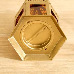 Lanternes hexagonales marocaines en métal doré de taille moyenne avec lumière de bougie, décoration intérieure pour le Ramadan - Product Image 4
