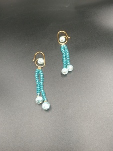 Boucles d'oreilles créoles en perles d'eau de mer plaquées or, forme goutte d'eau, style minimaliste, bijoux pour femmes pour tous les jours et cadeau - Product Image 1