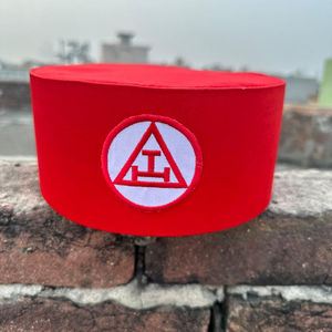 Casquette Purple Lodge Crown Cap noire avec patch brodé à la machine et deux tresses, ceinture réglable, fabriquée au Pakistan, chapeau de cérémonie. - Product Image 1