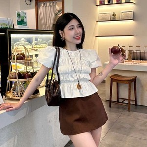 Ensemble 2 pièces décontracté pour femme : Blouse blanche unie à manches bouffantes et mini-jupe marron – Idéal pour l'été, les vacances et les rendez-vous - Product Image 2