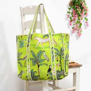 Bolsa de Mano de Algodón Puro Ecológica Acolchada a Mano de Moda con Bolsillos Interiores/Exteriores - Diseño Floral Múltiple para Uso Diario y Compras - Product Image 6