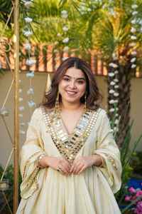 Tenue de soirée et de mariage de luxe en soie Zari Cosmos avec broderie miroir véritable, comprenant Kurta et Palazzo en soie Zari Cosmos avec dupatta en dentelle. - Product Image 2