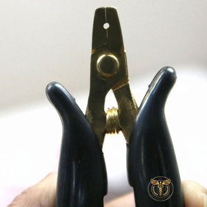 Pinzas de Acero Inoxidable Ligeras Doradas para Extensiones de Cabello con Empuñadura Roja, Herramienta Profesional de Salón para Micro Anillos y Nano Anillos - Product Image 2