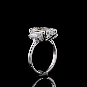 Anillo de Compromiso Atemporal con Diamante Cultivado en Laboratorio de Corte Esmeralda de 5 Quilates, Oro Blanco, Corte Esmeralda Triple, Anillo de Boda de Tres Piedras - Product Image 2