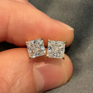 Boucles d'oreilles clous en diamant taille princesse de 0,51 carat (chacun) cultivé en laboratoire, en or massif 18 carats, pour femme, idéales pour les occasions spéciales, mariages et fêtes. - Product Image 1