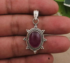 จี้หยกลาเวนเดอร์ธรรมชาติ สร้อยคอหยกพม่าสีม่วง สำหรับทั้งชายและหญิง เงินแท้ 925 ชุบแพลตตินั่ม ดีไซน์วินเทจแบบฝังขอบ - Product Image 4