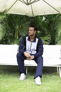 Ensemble de jogging d'hiver décontracté pour hommes |   Ensemble deux pièces bleu marine avec veste à empiècements blancs audacieux et pantalon rayé, respirant et léger - Product Image 5
