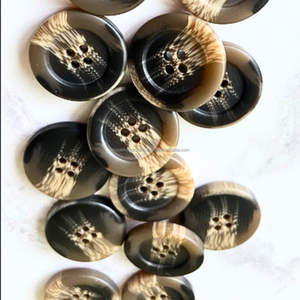 Botón de Cuerno de Búfalo Negro Personalizado con Tono Blanco Natural, Accesorio de Moda Único de la India - Product Image 1