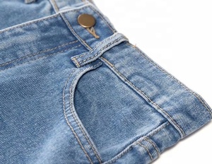 Pantalon en jean délavé coupe décontractée, style mom, taille haute, coupe ample, cheville retroussée, en coton décontracté - Product Image 5