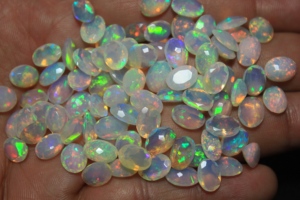 Opale naturelle éthiopienne multicolore de forme ovale - Product Image 3