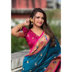 Sari de seda Chandrakor azul denim Elite Weaves con tejido Zari y Paithani de contraste Swan Yeola, elástico, para fiestas y bodas, 0.65g - Product Image 3