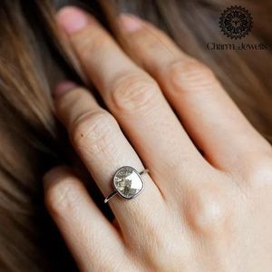 Bague de Fiançailles et d'Éternité Classique pour Femme Charm_Jewells en Argent Plaqué Or Rose 18K avec Moissanite Taille Coussin et Sertissage à Griffes IGI - Product Image 3