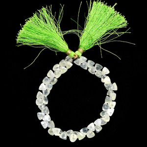 Perles triangulaires facettées en préhnite AAA+ de 6 mm, pierres précieuses semi-précieuses en préhnite verte naturelle, perles fantaisie en forme de triligne pour bijoux - Product Image 1