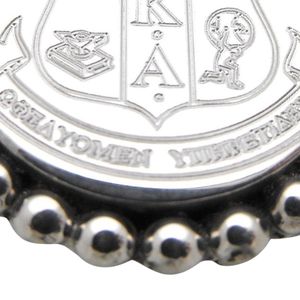 Collar con Colgante de Escudo con Adornos de Cuentas Plateadas para Mujer, Joyería Elegante Inspirada en Hermandades, Diseño Clásico de Escudo, Accesorios de Moda - Product Image 5