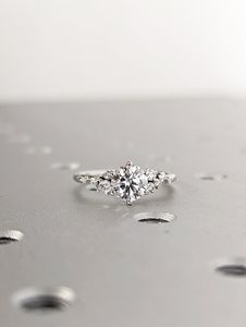 Anillo de Compromiso de Lujo con Diamantes Cultivados en Laboratorio, Corte Brillante Redondo, Oro de 14K, Fabricante de Joyería Fina - Product Image 2