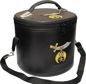 Estuche Premium para Sombrero Fez Masónico Shriner de Cuero Rojo – Emblemas Dobles Frontales y Superiores (Bordado a Máquina), con Correa para el Hombro - Product Image 5