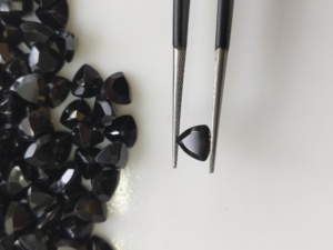 Spinelle noire naturelle 6 mm taille triligne, pierre précieuse de qualité supérieure pour la fabrication de bijoux - Product Image 2