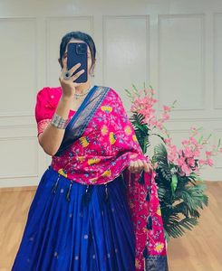 Lehenga Choli Rose à Motifs Floraux avec Dupatta Ornée de Feuilles Métallisées, Coupe Ample, Tenue de Mariage Formelle pour Femme - Product Image 3