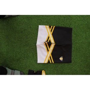 Conjunto Deportivo Personalizado Negro y Amarillo, Bra Deportivo y Pantalones Cortos para Mujer, Ropa Deportiva - Product Image 6