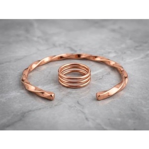 Ensemble de bijoux bracelet torsadé traditionnel et bague, ton or rose, style artisanal, bracelet ouvert ton cuivre - Product Image 2