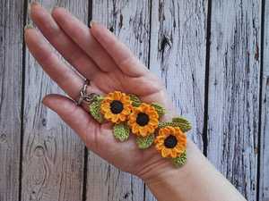 Porte-clés tournesol au crochet fait main en fil de coton doux, design traditionnel, respectueux de l'environnement, pour décoration de sac - Product Image 1