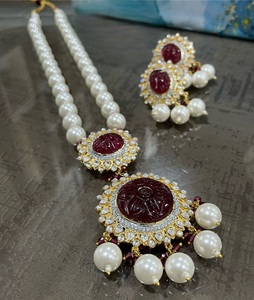 Magnifique ensemble collier et boucles d'oreilles classiques en laiton plaqué or de qualité supérieure avec longues perles et moissanite, idéal pour les mariages, les fêtes et les cadeaux pour femmes. - Product Image 2