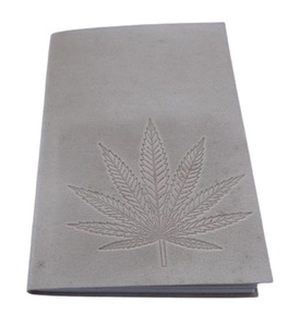 Carnet de notes artisanal en cuir de chèvre de couleur naturelle de haute qualité avec couverture avant embossée feuille de chanvre - Product Image 2