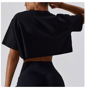 T-shirt court asymétrique blanc à manches courtes et col rond pour femme, coupe ample, style minimaliste, en jersey, idéal printemps-été - Product Image 4