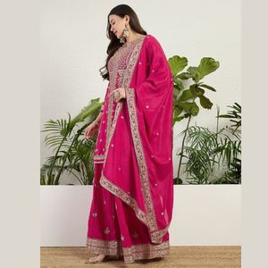 Conjunto de top y pantalón de chinon rosa premium bordado con elegante dupatta de chinon, completamente cosido, para fiesta, de Royal Export. - Product Image 1