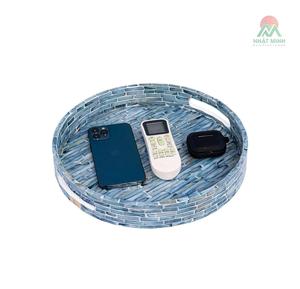 Plateau rond artisanal avec finition nacrée et incrustation de carreaux turquoise, doté de poignées élégantes ; adapté aux articles haut de gamme. - Product Image 1
