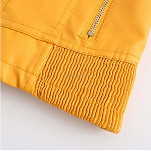 Elegantes chaquetas de mujer de cuero amarillo con capucha con bolsillos con cremallera y forro Sherpa acogedor para comodidad y estilo de invierno - Product Image 6