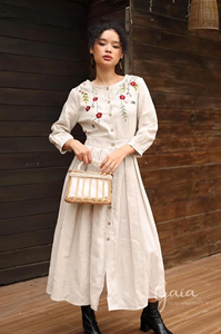 Vestido Midi Elegante para Mujer, Color Blanco Hueso, Mezcla de Lino Premium, Corte en A, Bordado Floral a Mano, Cuello Redondo, Largo Completo - Product Image 4