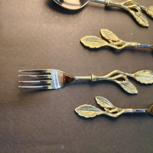 Juego de 5 piezas para aperitivos con detalles de ramitas y hojas doradas, incluye un esparcidor, dos cucharas y dos tenedores con mango de latón con diseño de hojas. - Product Image 5