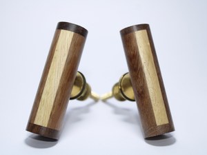 Poignées de meuble en bois d'acacia bicolore faites à la main en forme de T |   Boutons de tiroir décoratifs modernes pour quincaillerie de meubles |   Bois naturel et laiton - Product Image 5