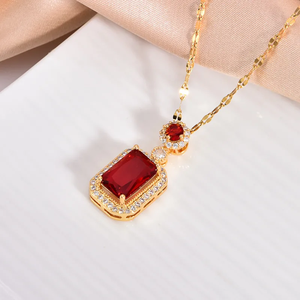 สร้อยคอจี้ทรงสี่เหลี่ยมสำหรับผู้หญิง ทำจากไทเทเนียมสตีล ชุบทองคำแท้ 18K ด้วยเทคนิคการชุบแบบอิเล็กโทรไลต์ ประดับด้วยเพทาย - Product Image 2