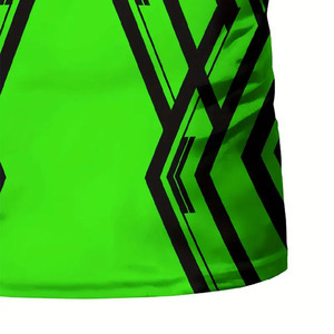Camiseta Deportiva Ajustada de Color Verde Neón para Hombre, Camiseta Deportiva de Poliéster que Absorbe la Humedad, Camiseta Deportiva para Gimnasio, Impresión por Sublimación Personalizada - Product Image 5