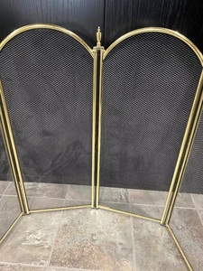 Protector de Chimenea Metálico con Diseño Clásico de Paneles Arqueados, Malla Plegable Antichispas, Protector de Hogar Independiente, Acabado Dorado - Product Image 4