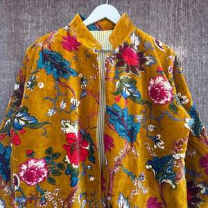 Veste matelassée en velours à motifs floraux moutarde, manteau bohème fait main - Product Image 3